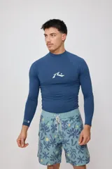 Remera de surf Rusty de manga larga, color negro con logo blanco en el pecho.