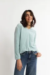 Remera color beige de plush con escote en V y mangas largas.