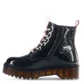 Bota negra con elástico y cierre lateral, con suela gruesa y diseño moderno.
