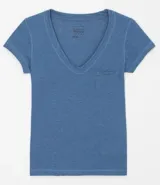 Remera celeste de algodón con escote en V, mangas cortas y bolsillo en el pecho.