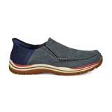 Zapato casual Skechers Slip-ins Relaxed Fit: Expected - Cayson para hombre. Diseño sin cordones con puntera de mocasín, capellada de lona azul, paneles elásticos laterales, plantilla Skechers Air-Cooled Memory Foam y talón con tecnología Heel Pillow.
