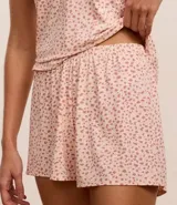 Conjunto de pijama compuesto por un top de breteles finos con encaje en el escote y un short con cintura elástica. El conjunto es de microfibra con estampado de leopardo.