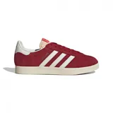 Championes Adidas Gazelle de gamuza color rojo con las tres tiras laterales blancas y suela color crema.