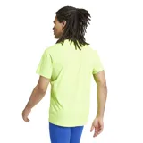 Remera deportiva color verde flúor de corte clásico, con cuello redondo y logo de Adidas estampado en negro en el pecho.