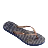 Sandalias Havaianas Slim Nautical con base azul marino con estampado de motivos náuticos en dorado y tiras finas doradas.