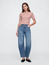 Remera blanca de algodón con cuello redondo y mangas cortas.