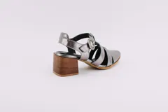 Sandalia de cuero negro con punta cerrada, tiras cruzadas y taco de madera.