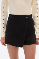 Short de jean azul con corte evasé y diseño cruzado.
