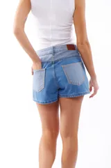 Short de jean celeste con paneles laterales en denim más oscuro.