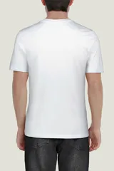 Remera color tostado de manga corta, corte holgado y cuello redondo. Estampado pequeño de hongos y texto en el frente.