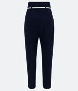 Pantalón tipo jogger azul marino de viscosa y elastano, con cintura ancha, trabillas y cinturón de cuerda con cuentas de madera.