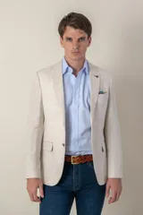 Saco de vestir celeste con diseño espigado, confeccionado en lino, corte slim fit y medio forro.