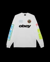 Remera blanca de manga larga con cuello redondo. Estampado frontal con el logo de Obey en negro y otros diseños gráficos. Estampado en las mangas con texto en verde y azul.