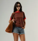 Camiseta de manga corta con cuello redondo y puños en contraste, de tejido a rayas horizontales blancas y verde oscuro. Presenta un pequeño logo bordado en el pecho.