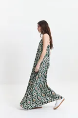 Vestido largo de poliéster con estampado geométrico en tonos borgoña, beige y blanco. Tiene breteles finos y escote redondeado con frunces sutiles en la parte delantera y trasera.