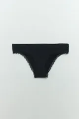 Bombacha bikini negra de microfibra con detalle de encaje en los bordes.