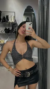 Top halter plateado con glitter, espalda descubierta y detalle de frunce en el centro del busto.