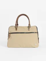 Maletín tipo cartera o bolso de mano color verde oliva, confeccionado en poliéster. Presenta dos asas superiores de cuero sintético negro y una correa ajustable y desmontable para llevar al hombro. Cuenta con cierres frontales y laterales en negro, y un pequeño dije metálico con logo en la parte inferior frontal.