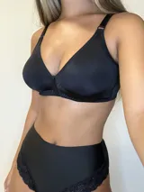 Corpiño reductor de lycra color negro, con escote en V, laterales anchos para mayor contención y breteles ajustables. Cierre trasero con tres ajustes.