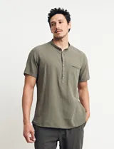 Camisa blanca de lino y algodón, de manga corta, con cuello mao y botones de coco.