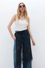 Falda pareo de encaje negro con lazos laterales para ajustar.