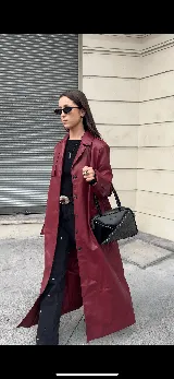 Cartera rígida negra de cuero con tachas plateadas y tres combinaciones de cuero diferentes que aportan textura. Tiene herrajes y cierre metálico plateado marca YKK. Cuenta con un asa fina para llevar al hombro o en la mano y una correa larga extra regulable.