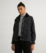 Campera de jean para mujer marca Blue Steel, color negro con lavado sutil. Cuenta con forro de felpa negro en el cuello y el interior, cuello camisero, manga larga, bolsillos delanteros con solapa y cierre frontal mediante botones metálicos.
