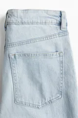 Pantalón de jean celeste de tiro alto, corte wide leg y cinco bolsillos.