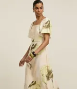 Vestido midi con estampado de mariposas, escote cuadrado y mangas cortas con volados.