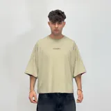 Remera negra de corte boxy fit con estampado blanco en la espalda con el logo "venefa" y la frase "where fear flips into style. street-born, future-bound.".