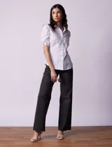 Camisa blanca de algodón, marca Zac & Rachel. Cuello a la base con solapa y escote en V. Abertura central con botones. Mangas 3/4 con frunce. Laterales en tejido modal.