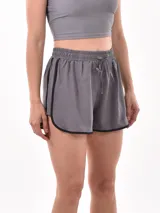Short deportivo gris con cintura elástica ajustable y ribetes negros.