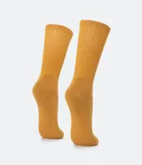 Par de medias largas color marrón claro (tostado), con textura acanalada vertical y detalle de costura en la puntera.