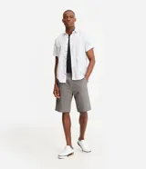 Bermuda masculina de sarga color rosado, con corte recto y bolsillos laterales.