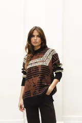 Buzo de jacquard con patrón geométrico inspirado en símbolos del campo uruguayo, de uso reversible.