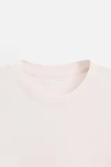 Camiseta marrón de punto de algodón, corte recto, cuello redondo y manga corta con terminaciones en rib.