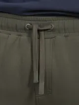 Pantalón de jogging negro con cintura elástica y cordón ajustable.