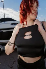 Top de lycra negro con forro, corte hasta la cintura, escote redondo y abertura frontal con hebilla metálica.