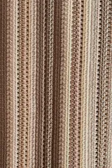 Camisa de manga corta con cuello inglés, botones adelante y bajo recto. Tejido de punto pointelle con estilo crochet y diseño a rayas verticales en tonos beige, marrón y blanco.