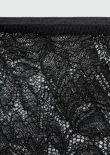 Falda midi de encaje floral negro, con cintura elástica y corte recto.