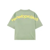 Remera verde de corte oversize con estampado amarillo en la espalda con la leyenda "venefoproject".