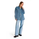 Camisa de jean celeste, de corte amplio, con cuello clásico, cierre frontal con botones, mangas largas con puños abotonados, dos bolsillos con solapa abotonada en el pecho y aberturas laterales en el ruedo.