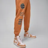 Pantalón de jogging color marrón con cintura elástica ajustable con cordón, bolsillos laterales y puños elásticos. Estampado con logo de la marca Air Jordan y los años de los campeonatos ganados.