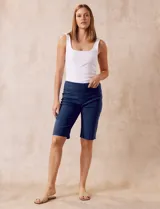 Bermuda azul marino en gabardina elastizada con pretina ancha elastizada, bolsillos delanteros simulados y bolsillos traseros aplicados.