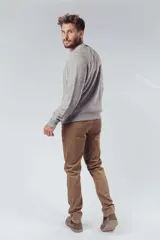 Sweater de punto trenzado color gris, de cuello redondo y manga larga.