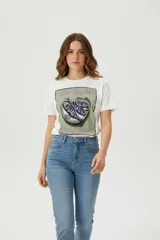 Remera blanca de algodón con estampado de plato con sardinas y texto en color lila.