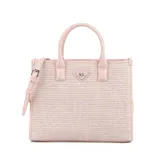 Cartera tipo tote grande color rosa, confeccionada en rafia y cuero sintético. Tiene doble asa corta, correa larga regulable y cierre superior. El interior está forrado en tela de algodón y poliéster, y cuenta con un bolsillo con cierre y dos bolsillos abiertos.