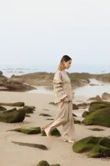 Pantalón beige de lino, de corte amplio y tiro alto.