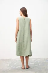 Vestido midi verde claro de lino, corte recto y sin mangas.