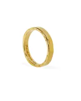 Anillo de oro con superficie texturizada y grabado interno.